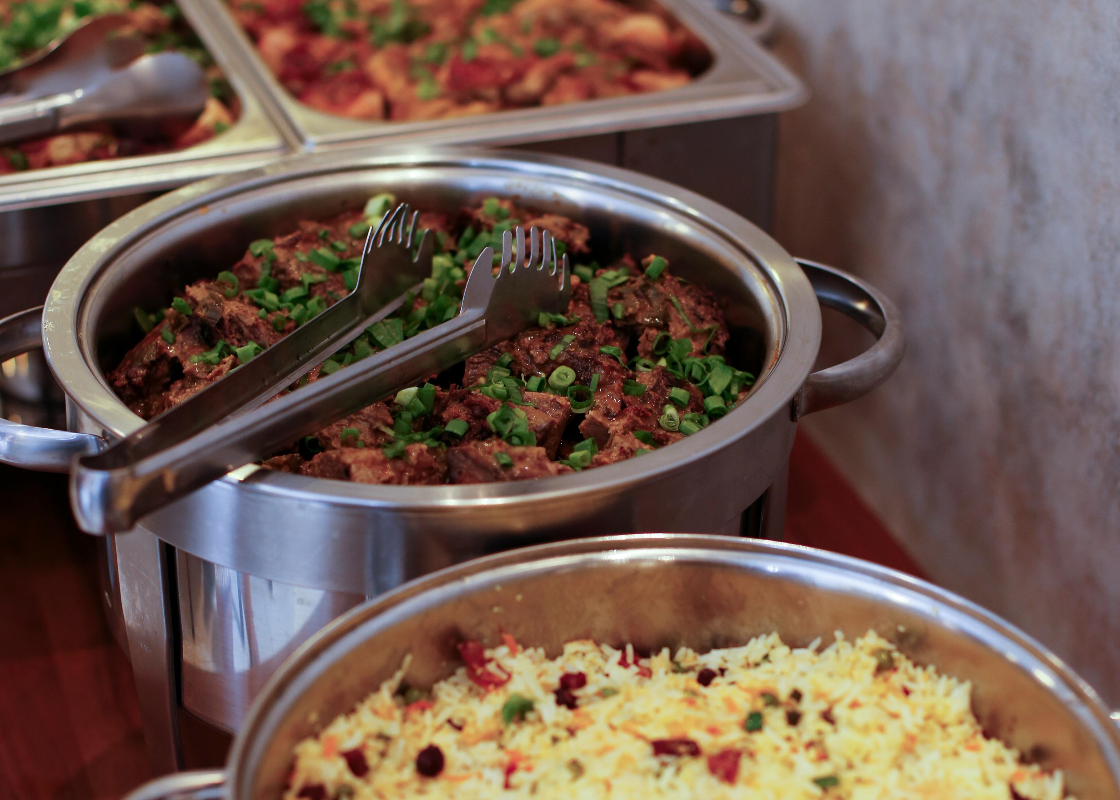 Lezzetim Gelsin catering menüsü – çeşitli sulu yemekler ve pilav